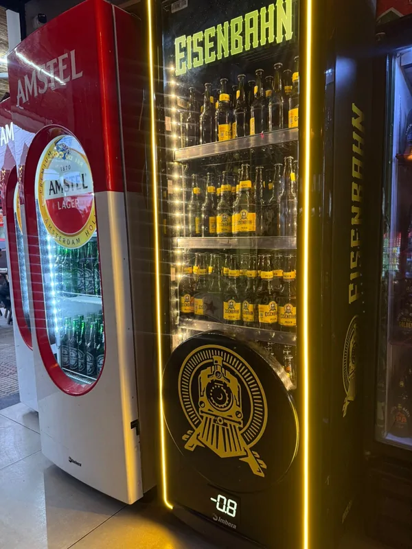 Cervejas nas geladeiras Eisenbahn e Amstel do Bolota