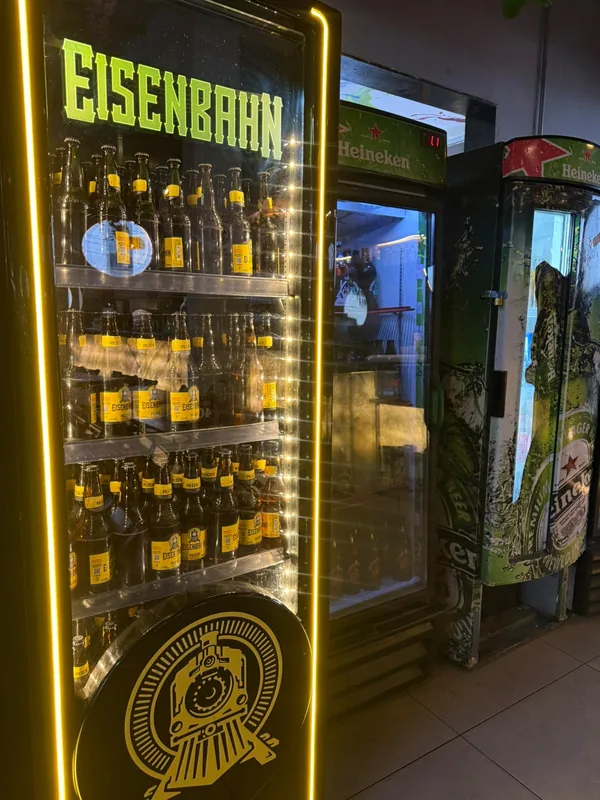 Geladeiras com cervejas Eisenbahn e Heineken no Bolota