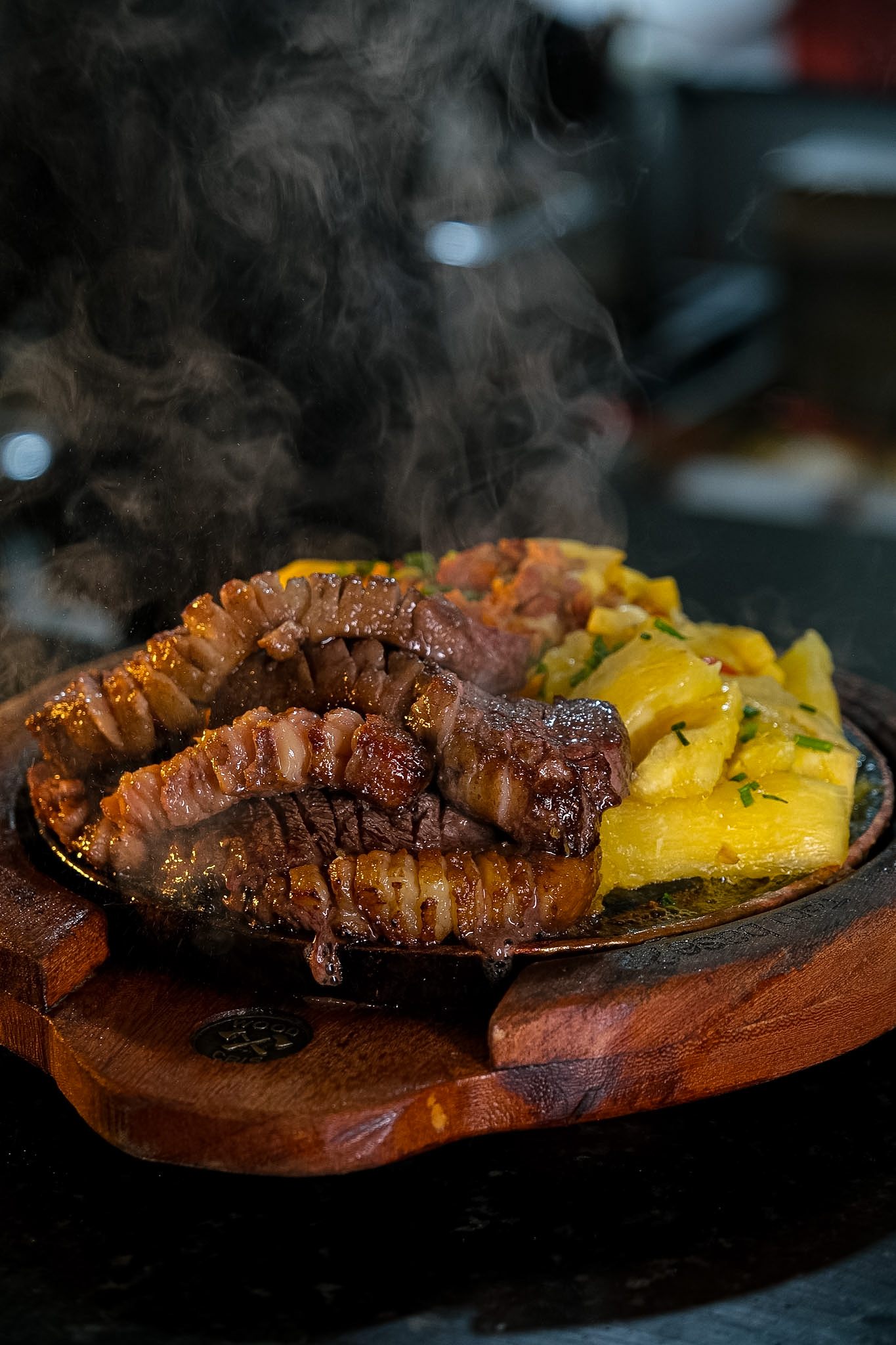 Picanha fumegante chegando à mesa