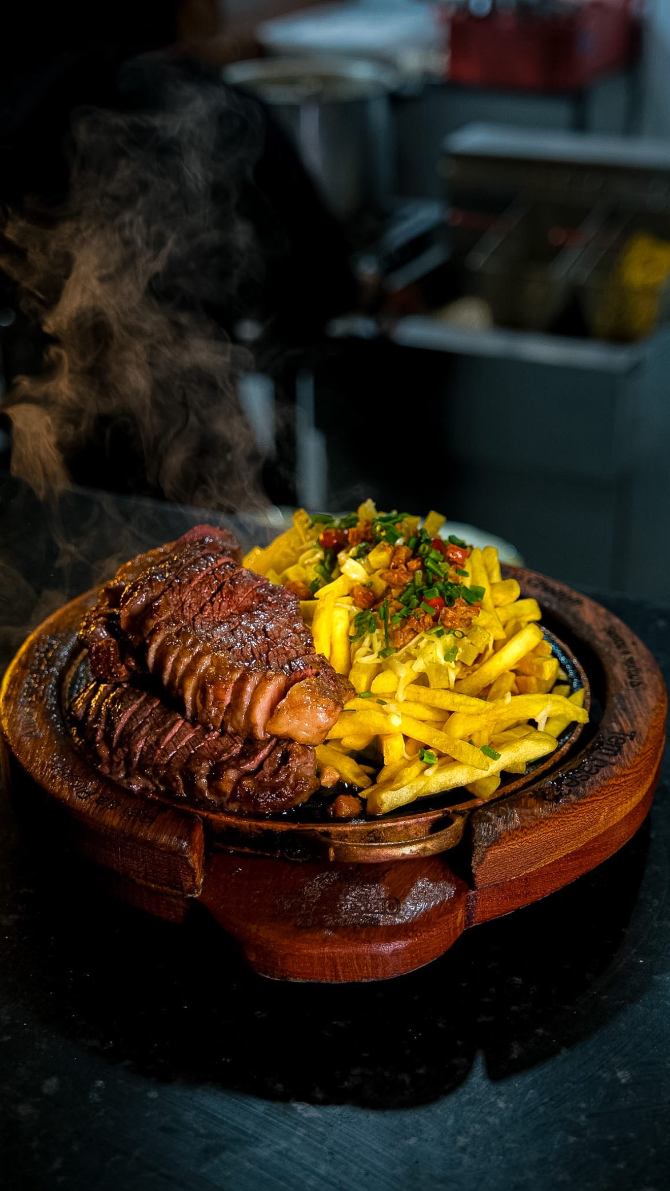 Picanha com batatas e acompanhamentos