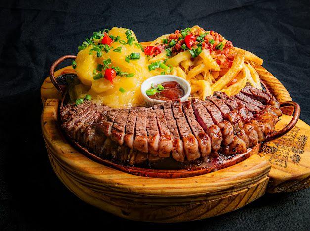 Picanha fatiada com batatas, mandioca e molho da casa