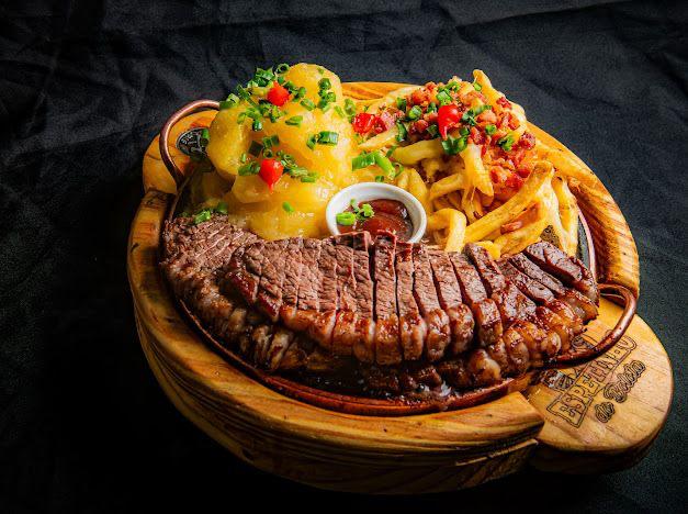 Picanha fatiada na chapa com batatas, mandioca e molho da casa