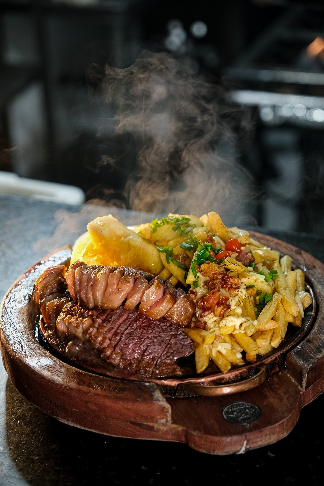 Chapa farta com carnes e batatas