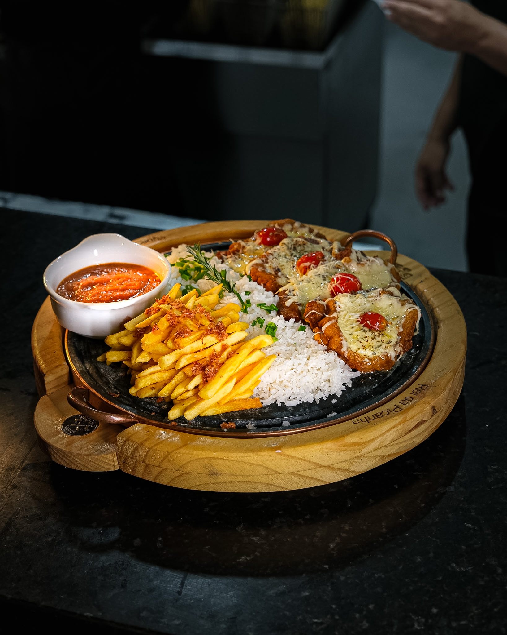 Porção completa com arroz, batatas e acompanhamentos